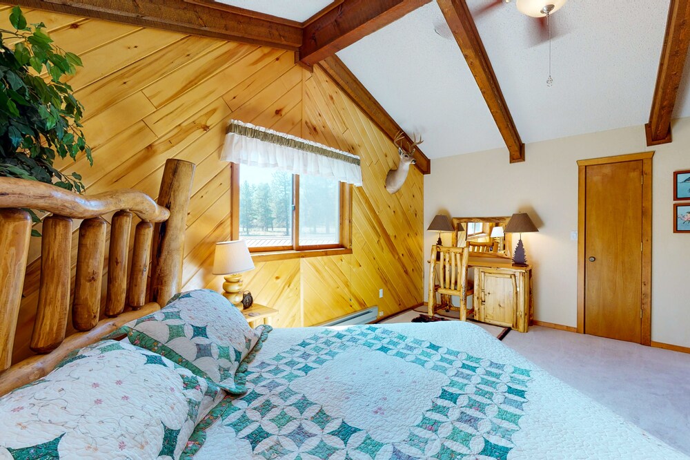 Cabin retreat with wraparound porch, work spaces, South Fork Vrbo