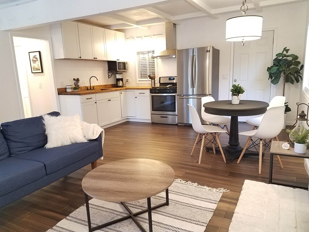 Modern Cabin Walk to town and the Lake! Crestline Vrbo