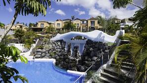 2 piscinas al aire libre (de 10:00 a 18:00), sombrillas, tumbonas