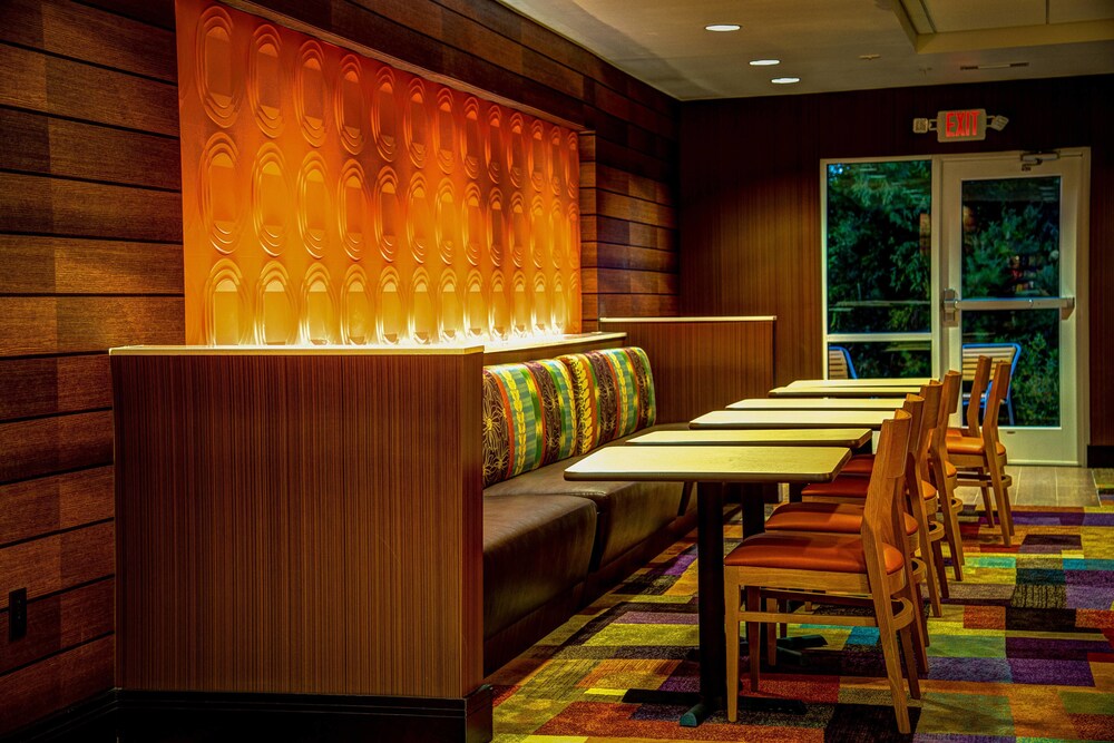 Breakfast area, Fairfield Inn & Suites by Marriott Montgomery Airport South