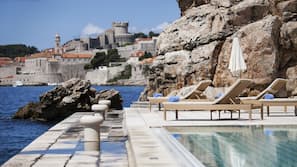 Piscine couverte, piscine extérieure, chaises longues
