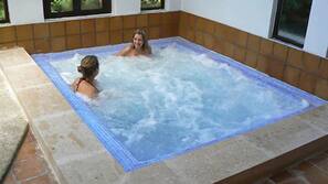 Bañera de hidromasaje en el interior