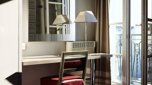 In-room safe, desk, soundproofing, free WiFi