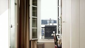 In-room safe, desk, soundproofing, free WiFi