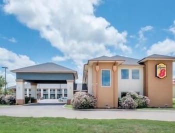 Super 8 by Wyndham Dilley TX in Dilley, United States
