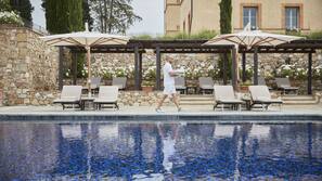 Piscina all'aperto, ombrelloni da piscina, lettini