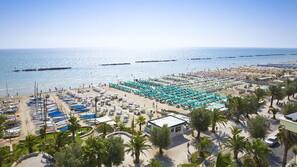 Sulla spiaggia, cabine (a pagamento), lettini da mare, ombrelloni