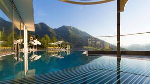 3 Innenpools, Außenpool, Sonnenschirme, Liegestühle