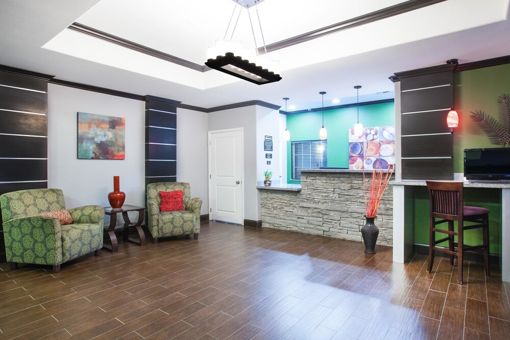 Super 8 By Wyndham Carthage Tx 2018 Room Prices Deals Reviews Hotel Front Lobby