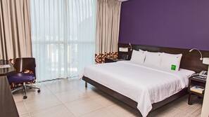 Hypo-allergenic bedding, in-room safe, desk, blackout drapes