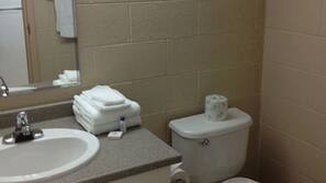 Combined shower/tub, free toiletries, hair dryer, towels