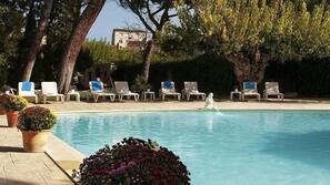 Una piscina al aire libre