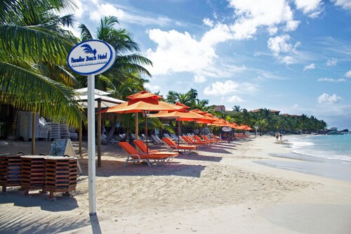 Bay Islands Hotels From 65 Hotel Deals Paradise Beach Hotel