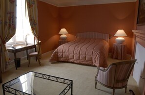 Suite | In-room safe, individually decorated, individually furnished, desk