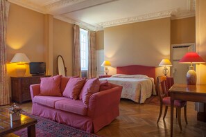 Suite | In-room safe, individually decorated, individually furnished, desk