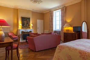 Suite | In-room safe, individually decorated, individually furnished, desk