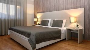 Coffre-forts dans les chambres, bureau, rideaux occultants