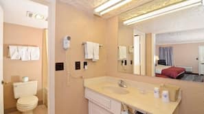 Combined shower/tub, hydromassage showerhead, free toiletries