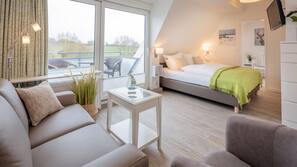 Hypo-allergenic bedding, down duvet, in-room safe