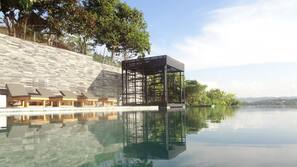 Outdoor pool, free pool cabanas, pool loungers