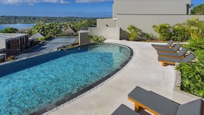 Outdoor pool, free pool cabanas, pool loungers