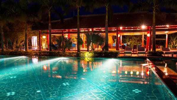 Outdoor pool, pool umbrellas, sun loungers