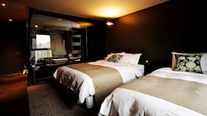 In-room safe, blackout drapes, free WiFi