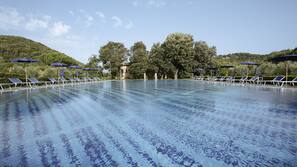 Piscina stagionale all'aperto, ombrelloni da piscina, lettini