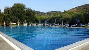 Piscina stagionale all'aperto, ombrelloni da piscina, lettini