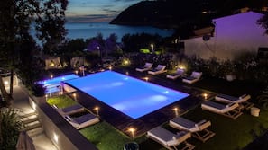 Piscina stagionale all'aperto, ombrelloni da piscina, lettini