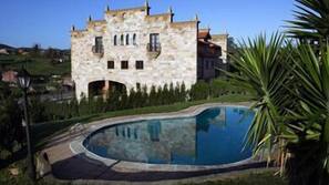 Una piscina cubierta, 2 piscinas al aire libre