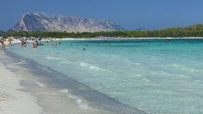 Playa privada cerca, arena blanca, tumbonas y sombrillas