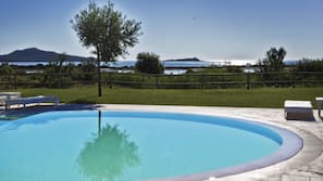 3 piscinas al aire libre, sombrillas, tumbonas