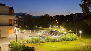 Una piscina al aire libre de temporada (de 10:00 a 19:00), sombrillas