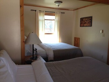 Hilltop Cabins And Motel Reviews Photos Rates Ebookers Com
