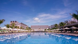 Hồ bơi ngoài trời, dù/ô trên bãi biển/hồ bơi, ghế dài tắm nắng