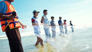 Bãi biển riêng, ghế dài tắm nắng, dù trên bãi biển
