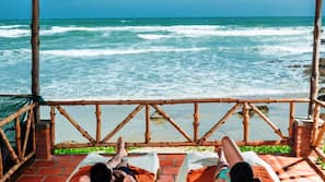 Bãi biển riêng, ghế dài tắm nắng, dù trên bãi biển