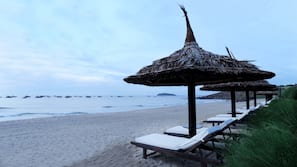 Bãi biển riêng, ghế dài tắm nắng, dù trên bãi biển