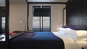 Frette Italian sheets, hypo-allergenic bedding, in-room safe, desk
