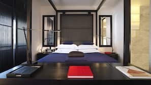 Frette Italian sheets, hypo-allergenic bedding, in-room safe, desk