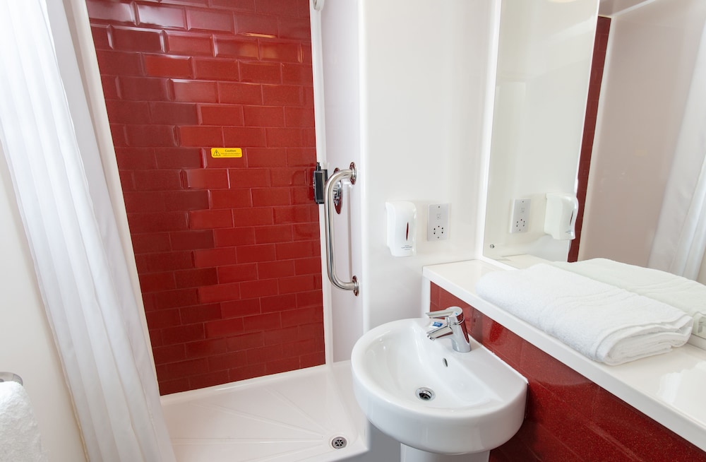 Bathroom, ibis budget Burton Upon Trent Central