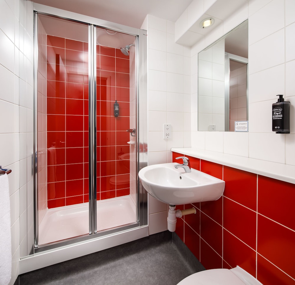 Bathroom, ibis budget Burton Upon Trent Central