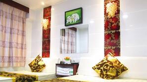 Select Comfort beds, in-room safe, desk, soundproofing
