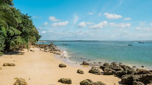 Na praia, areia branca, serviço de traslado de/para a praia