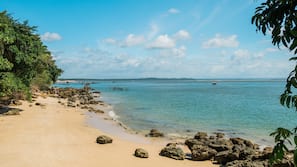 Na praia, areia branca, serviço de traslado de/para a praia