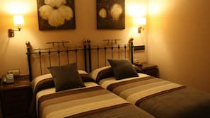 Escritorio, cortinas opacas, tabla de planchar con plancha