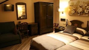 Escritorio, cortinas opacas, tabla de planchar con plancha