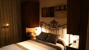 Escritorio, cortinas opacas, tabla de planchar con plancha