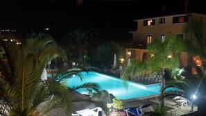 Piscina all'aperto, ombrelloni da piscina, lettini